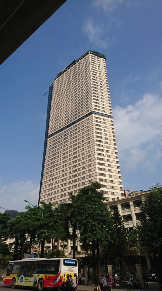 Dự án Tòa nhà hỗn hợp Tháp doanh nhân có diện tích 2.710m2 với 52 tầng, trong đó có 5 tầng hầm và 45 tầng nổi, 2 tầng lửng, chiều cao tòa nhà là 168m. Dự án được thiết kế gồm 270 căn hộ cao cấp diện tích từ 50-200 m2, được kỳ vọng đáp ứng nhu cầu nhà ở cho gần 1.000 người. Ảnh: Thế Hoàng.