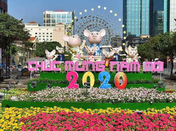 Một trong những địa điểm du xuân nổi tiếng của TP HCM, đường hoa Nguyễn Huệ luôn được trang hoàng rực rỡ bắt mắt vào mỗi dịp xuân về.