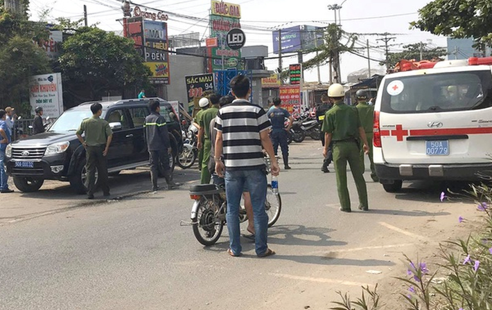  Công an nổ súng khống chế người đàn ông nghi ngáo đá đánh vợ con: Khoảng 4h sáng 30/12, Nguyễn Bảo Long (26 tuổi, quê Trà Vinh) có biểu hiện ngáo đá cầm dao đánh vợ là chị Trần Thị Hồng Hoa (27 tuổi) và con của mình tại nhà trọ trên đường Kha Vạn Cân, phường Hiệp Bình Chánh, quận Thủ Đức, phát hiện sự việc, người dân đã trình báo cơ quan chức năng.