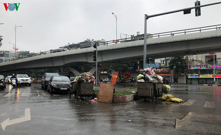Dân vứt rác bất chấp biển cấm.