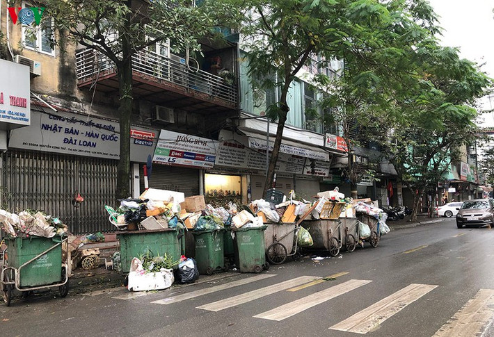 Hàng chục xe rác chất cao đầy trên đường Nguyễn Công Trứ lúc 12h trưa nay.
