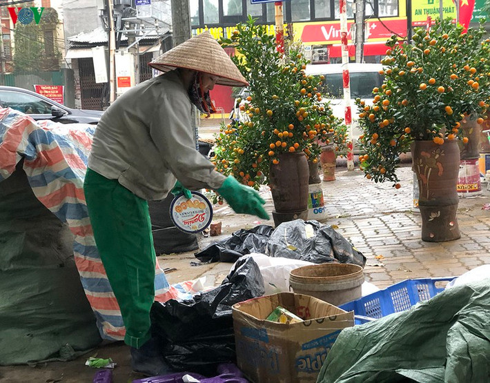 Nữ công nhân vệ sinh môi trường cho biết, thời điểm này đã được dọn đi nên nhìn đỡ đi nhiều. Những bó đào rừng bỏ lại dài, lào xoà nên việc thu dọn cũng vất vả hơn nhiều so với rác sinh hoạt thường ngày. Nếu người bán đào có ý thức chặt nhỏ những cành đào bỏ đi thì chúng tôi đỡ vất vả hơn nhiều".