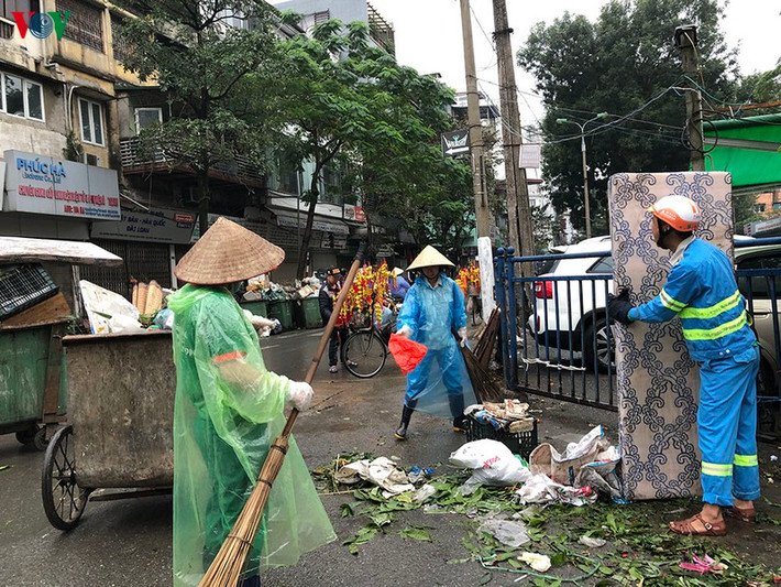 Công nhân vệ sinh môi trường vất vả thu dọn.
