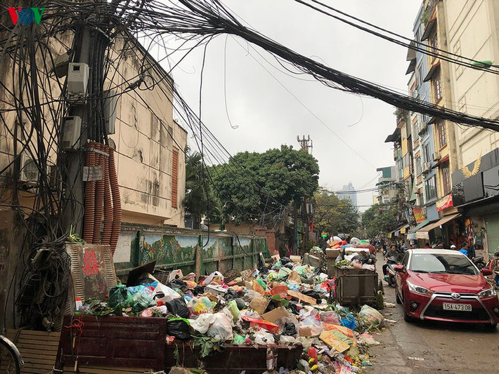 Phố An Dương, phường Yên Phụ (đoạn ngõ 72 An Dương) hai tuần nay trở thành điểm chân rác. Rác khắp các ngõ, xóm đổ ra đây gây cản trở giao thông.