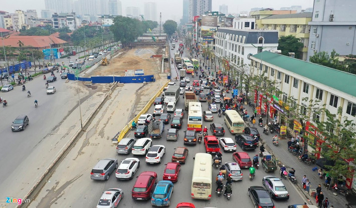 Các cửa ngõ Thủ đô hướng từ trung tâm đi về các tỉnh thành đều đông phương tiện. (Ảnh: Zing)