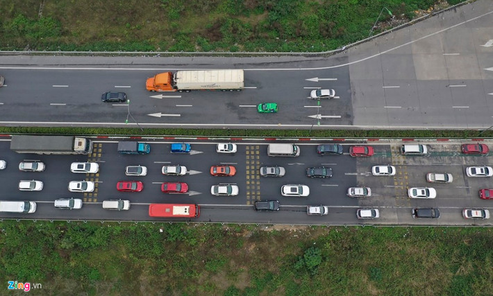 Ô tô nối dài trên đường quốc lộ 1A. (Ảnh: Zing)