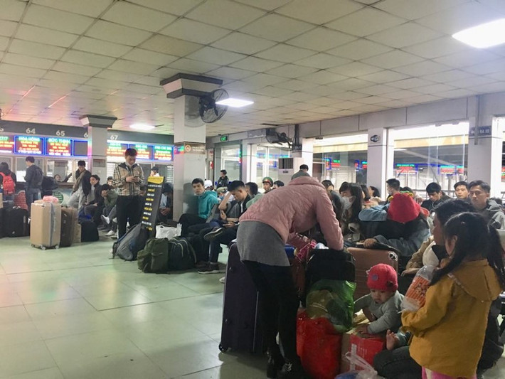 Tại phòng chờ bến xe cũng chật kín người, đồ đạc của người dân chuẩn bị về quê đón Tết.