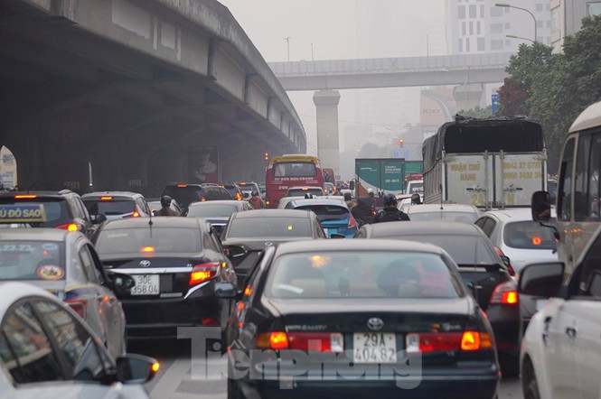 Trên báo Tiền Phong đưa tin, ngày 21/1, sau khi kết thúc ngày làm việc, lưu lượng phương tiện di chuyển ra bến xe hoặc lái xe về quê tăng cao khiến tuyến đường vành đai 3 luôn trong tình trạng ùn ứ, các phương tiện di chuyển khó khăn. (Ảnh: Tienphong)