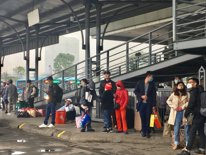 Tại khu vực đỗ xe cũng đông nghịt khách, đa số đều là sinh viên và người lao động tự do.