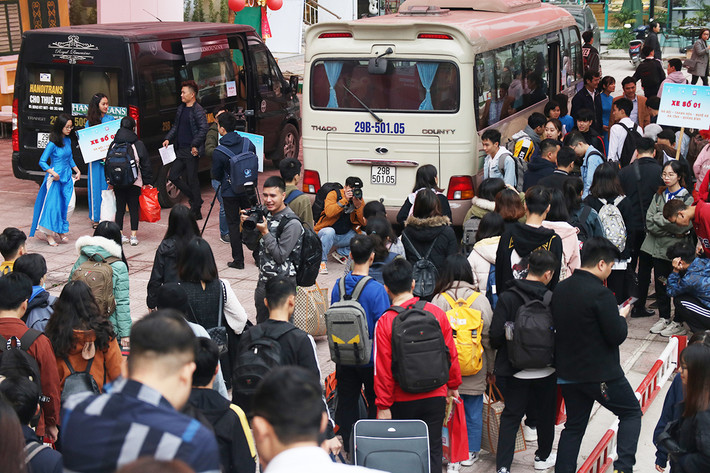 Trước đó, ngày 15/1, Trung tâm Hỗ trợ và Phát triển Sinh viên Việt Nam thuộc TW Hội Sinh viên Việt Nam tổ chức lễ tiễn 150 sinh viên dân tộc thiểu số, sinh viên có hoàn cảnh khó khăn thuộc khu vực miền Trung và Tây Bắc về quê đón tết Canh Tý 2020 tại Trường Đại học Kiến trúc Hà Nội. (Ảnh: Hau)
