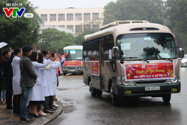 Những chuyến xe yêu thương phần nào giúp người bệnh và người nhà trên con đường về quê đón Tết thoải mái và trọn vẹn hơn, không còn lo lắng, chật vật thu xếp, chuẩn bị để ra bến xe về quê. (Ảnh: VTV)