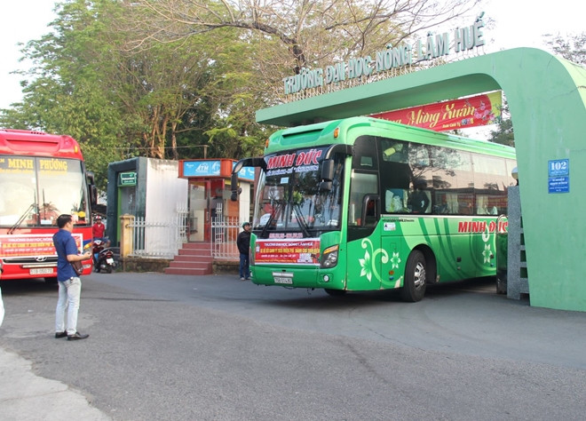 Theo đó, trường ĐH Nông lâm đã tổ chức 6 chuyến xe, giúp hơn 200 sinh viên về quê đón Tết Nguyên đán cổ truyền. Cụ thể, 1 xe chạy tuyến TP Huế - TP Vinh (tỉnh Nghệ An); 1 xe tuyến TP Huế - TP Đồng Hới (tỉnh Quảng Bình); 1 xe tuyến TP Huế - TP Hà Tĩnh; 1 xe đi tuyến TP Huế - Quảng Ngãi, 1 xe tuyến TP Huế - Quy Nhơn và 1 xe tuyến Huế - Buôn Mê Thuột. (Ảnh: Cand)