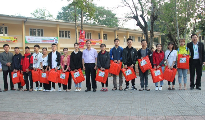 Lãnh đạo trường ĐH Nông lâm, ĐH Huế cho biết, ngoài hỗ trợ xe, nhà trường và đơn vị tài trợ còn cung cấp bữa ăn sáng miễn phí cho toàn bộ sinh viên. Dịp này, nhà trường đã trao hơn 350 suất quà Tết cho các sinh viên thuộc diện khó khăn vươn lên học giỏi và các sinh viên hoạt động phong trào Đoàn tích cực với tổng kinh phí 100 triệu đồng. (Ảnh: Cand)