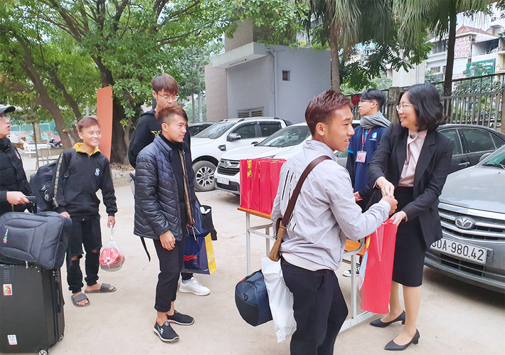 Ngoài hỗ trợ vé xe, ban tổ chức còn tặng nhiều phần quà cho các sinh viên dân tộc thiểu số có hoàn cảnh khó khăn về quê đón Tết. (Ảnh: Hau) Ấm lòng chuyến xe miễn phí đưa Sinh viên về quê ăn Tết. (Nguồn: VTC14)