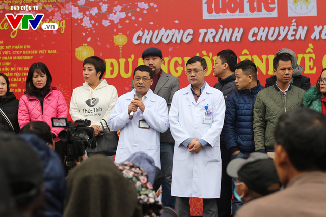 Mới đây, chương trình chuyến xe yêu thương do Bệnh viện K phối hợp cùng Quỹ Hỗ trợ bệnh nhân ung thư - Ngày mai tươi sáng tổ chức tại sân trường Đại học Bách khoa Hà Nội đưa gần 400 bệnh nhân và người nhà đang điều trị tại 10 bệnh viện trong nội thành Hà Nội về quê đón Tết Canh Tý 2020. (Ảnh: VTV)