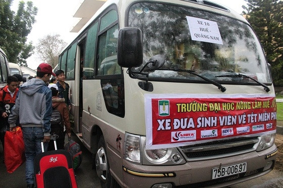 Cùng ngày 18/1, Trường Đại học Nông lâm, Đại học Huế tổ chức chương trình xe về Tết Canh Tý 2020 miễn phí dành cho sinh viên với chủ đề “Chuyến xe Nông Lâm - Ấm lòng quê Tết”. (Ảnh: Baohaiduong)
