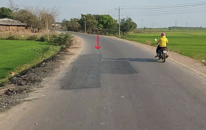 Tuy nhiên, theo ghi nhận của phóng viên, tại thôn 21, xã Ya Tờ Mốt, nhiều đoạn đường vừa thảm nhựa đã bị đào để vá lại.