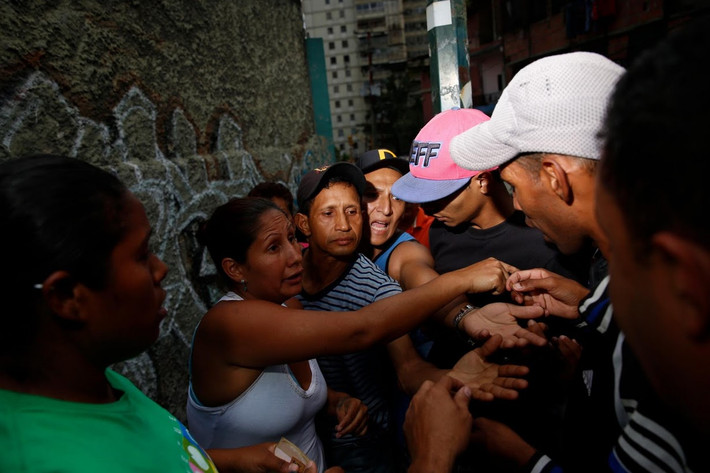 Cảnh tranh nhau, chửi nhau giữa những người dân Venezuela xếp hàng không phải hiếm hoi. Ảnh Reuters