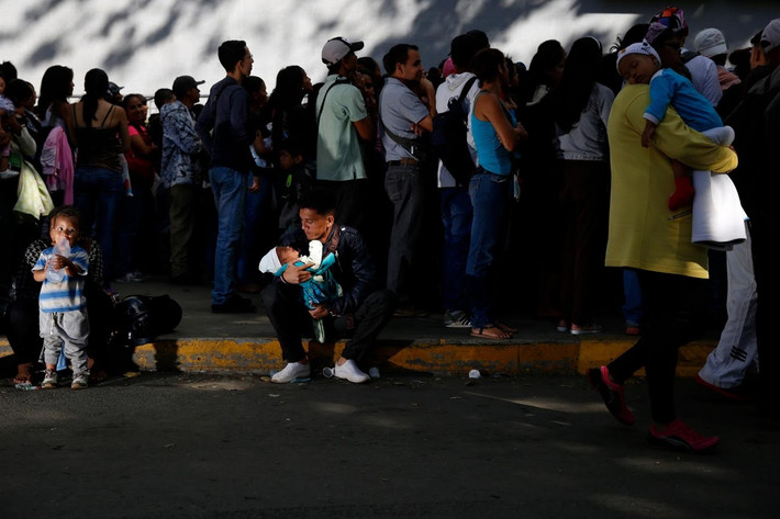 Giờ đây, cảnh tượng người dân Venezuela xếp hàng dài bên ngoài các siêu thị, tiệm thuốc hay cửa hàng bánh trái...là chuyện thường ngày. Họ phải đứng chờ nhiều tiếng chỉ để mong mua được vài thứ đồ thiết yếu cho đời sống hàng ngày như thực phẩm, thuốc men. Ảnh Reuters
