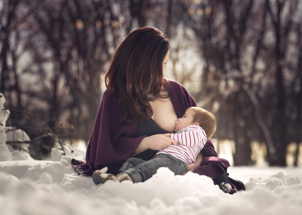 Nữ nhiếp ảnh gia người Mỹ Ivette Ivens rất say mê chủ đề mẹ cho con bú. Bà từng ra mắt bộ ảnh mẹ cho con bú giữa thiên nhiên gây chấn động.
