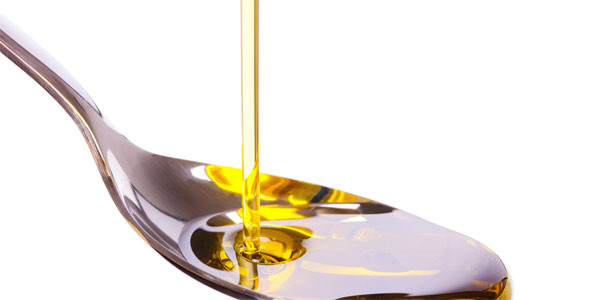 10. Dầu thực vật có chứa nhiều các chất béo chuyển dạng - Transfat. Thực chất đây là các chất béo chưa bão hoà nhưng được xử lý hoá học để tạo ra các chất béo thể rắn. Loại chất béo này thường được sử dụng trong các thực phẩm qua xử lý. Chúng độc đến nỗi các chính phủ phải đề ra luật để loại chúng ra khỏi thực phẩm mới được bày bán. Thực tế, dầu thực vật có chứa rất nhiều chất này nhưng không bao giờ được ghi trên nhãn.