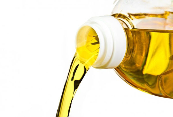 1. Dầu thực vật chứa rất nhiều omega-6 linoleic acid. Cả omega-6 và omega-3 đều là các axit béo thiết yếu đa chuỗi không bão hoà. Hai chất này tạo ra eicosanoids. Eicosanoids tạo ra từ omega-3 có tác dụng chống viêm, nhưng nếu tạo ra từ omega-6 lại gây viêm. Dầu thực vật chứa lượng omega-6 khổng lồ trong khi omega 3 lại rất thấp tạo ra sự mất cân bằng, tạo ra chất gây viêm nhiều hơn. Với những người có bệnh lý viêm mãn tính (khớp, tim, thận, bệnh hệ thống…) đây có thể là tin không tốt.