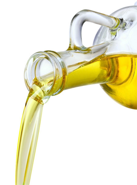 3. Ăn nhiều omega-6 gây tăng stress oxy hoá và suy chức năng tế bào nội mô. Omega-6 linoleic axit dễ bị phá huỷ bởi các gốc tự do, do vậy khi lượng gốc tự do quá lớn không được trung hoà hết sẽ gây stress oxy hoá. Việc ăn nhiều omega 6 gây tăng tình trạng này, đặc biệt là dầu hướng dương, và còn làm giảm lượng NO do các tế bào nội sản xuất - gây co thắt mạch máu. Ăn nhiều dầu thực vật cũng làm tăng các chất gây viêm trong tế bào. Suy chức năng nội mô là yếu tố đầu tiên gây tổn thương tim mạch và mạch máu.