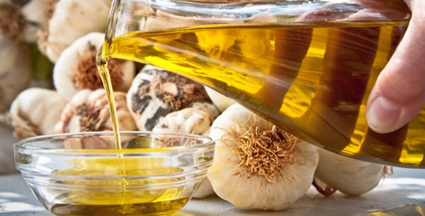 5. Dầu thực vật làm tăng LDL cholesterol oxy hoá. Bản chất của chữ LDL chính là low density lipoprotein (protein mang lipid trọng lượng thấp) có nhiệm vụ mang cholesterol. Một bước quan trọng tiếp theo là LDL sẽ bị oxy hoá và dạng oxy hoá LDL sẽ lắng đọng tại các thành mạch máu và gây ra biến chứng tim mạch. Các nghiên cứu cho thấy, các acid béo không bão hoà từ dầu thực vật sẽ tạo ra dạng LDL rất dễ bị oxy hoá.
