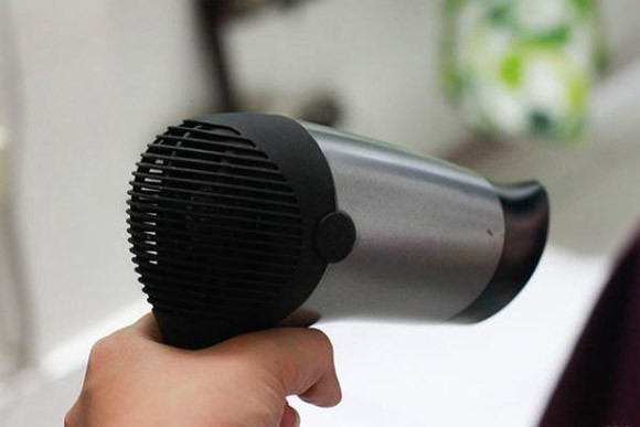 Kết thúc quá trình lên men, lấy tỏi ra sấy khô bằng máy sấy tóc hoặc phơi khô tự nhiên. Thế là bạn đã có tỏi đen để dùng. Có thể cất trong túi giấy hoặc cho vào hộp để ngăn mát tủ lạnh dùng dần.