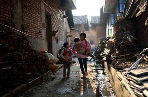 Mặc dù hiện nay gia đình túng quẫn, sinh hoạt gian khổ, thiếu thốn nhưng Mộng Cầm cùng với các em của mình vẫn lạc quan.