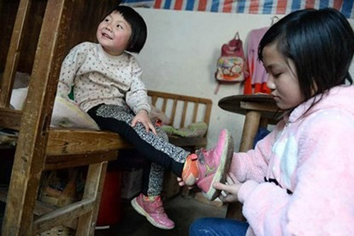 Sau khi mẹ qua đời, cha của Mộng Cầm vì để trả nợ và muốn tiếp tục cho con cái được đi học đã mang theo chị em Mộng Cầm từ thôn lên thị trấn phía trên kiếm việc. Từ đó, gánh nặng chăm sóc gia đình, chăm sóc em nhỏ rơi cả lên người cô bé.
