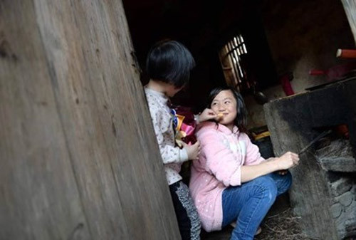 Mộng Cầm từ bé yêu hội họa, ước mơ lớn nhất muốn trở thành một nhà thiết kế. Tuy nhiên sau biến cô gia đình, duy trì việc học đã là khó khăn, cô bé không thể theo đuổi đam mê của mình nữa. Thay vào đó là vô số công việc không tên như dọn dẹp nhà cửa, đưa đón các em, nấu cơm rửa bát, tắm rửa giặt quần áo, chăm sóc các em chẳng khác nào một người mẹ để cha bớt đi nỗi lo, yên tâm kiếm tiền trả nợ.