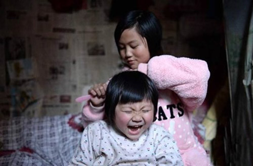 Bà mẹ nhí Mộng Cầm là con gái lớn trong nhà. Cách đây 3 năm, mẹ của cô bé mắc bệnh u máu. Vốn gia đình đã khó khăn, căn bệnh quái ác lại khiến toàn gia khánh kiệt, nợ nần chồng chất mà cuối cùng mẹ cô bé vẫn qua đời, để lại cho bố Mộng Cầm 3 đứa con thơ.