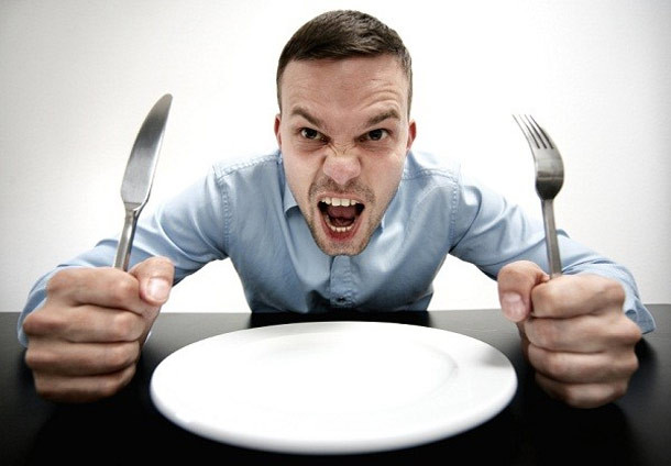 Đừng cố làm dịu cơn đói bằng những quả mận ngay cả khi không có gì khác để ăn. Ăn mận lúc đói rất hại cho dạ dày.