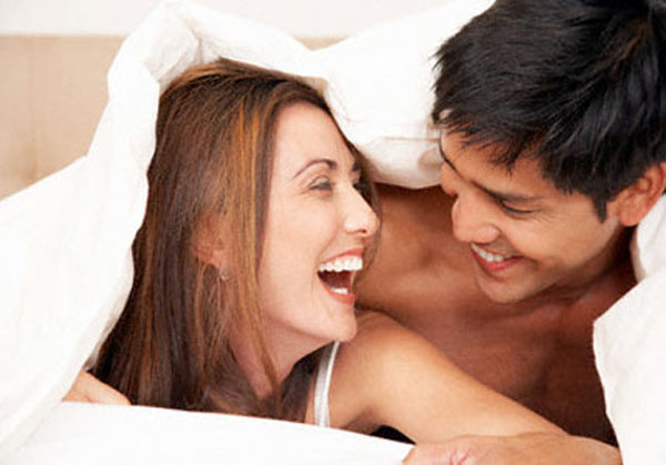 Đàn ông có vợ thường rất hiểu phụ nữ. Một người đàn ông đã có vợ chắc chắn sẽ hiểu tâm lí phụ nữ hơn những chàng trai trẻ. Anh ta có thể biết các cô nàng muốn gì và làm cho nàng “nhũn tim” bằng những cử chỉ, lời nói lãng mạn mà không hề…sến sẩm. Nàng sẽ “ngất ngây” khi anh ấy luôn hiểu mình muốn gì mà không cần phải nói ra.