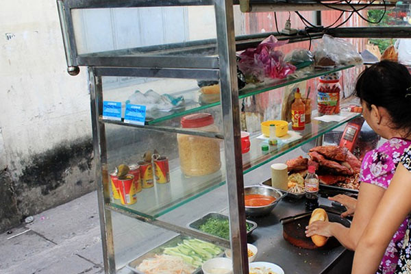Trên mọi ngõ ngách, bạn dễ dàng tìm mua bánh mì nóng giòn với nhiều loại nhân: chả cá, thịt nguội, phá lấu, xíu mại, cá hộp, trứng, bánh mì que, heo quay, thịt nướng… Giá mỗi ổ từ 8.000 đến 20.000 đồng tùy nhân và khu vực bán. Bạn dễ dàng tìm thấy những ổ bánh mì có giá 10.000 ở khắp nơi, nhiều nhất là khu bánh mì heo quay góc Nơ Trang Long - Chu Văn An, bánh mì thịt nướng hay bánh mì chả cá dọc đường Điện Biên Phủ, quận Bình Thạnh hay trước cổng trường học…