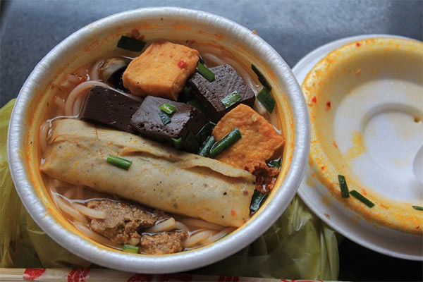 Bún riêu, canh bún là hai món ăn bình dị, dân dã thường được bán trong các xe đẩy trước các khu văn phòng hay trường học. Vì có nhiều thành phần giống nhau như bún, đậu phụ, riêu cua, chả, rau muống... nên bún riêu và canh bún thường được bán cùng hàng. Giá của món này khá rẻ từ 10.000-15.000 đồng.
