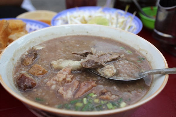 Muốn có một bữa sáng thanh cảnh, ấm bụng lại rẻ, bạn có thể chọn mua những bát cháo thơm sánh, nóng hổi. Một bát cháo thịt bằm hay cháo huyết bên trong các khu chợ hay các xe đẩy trên đường cũng có giá khá mềm.