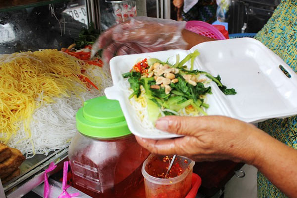 Bún gạo xào thập cẩm là một món ăn ngon miệng mà đơn giản, thích hợp cho buổi sáng. Một hộp bún gạo với rau, giá luộc, đậu hũ, chả cuốn cũng chỉ có giá từ 10.000-12.000 đồng.