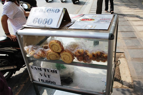 Bánh pate chaud, bánh bông lan cuộn… có giá từ 7.000-10.000.