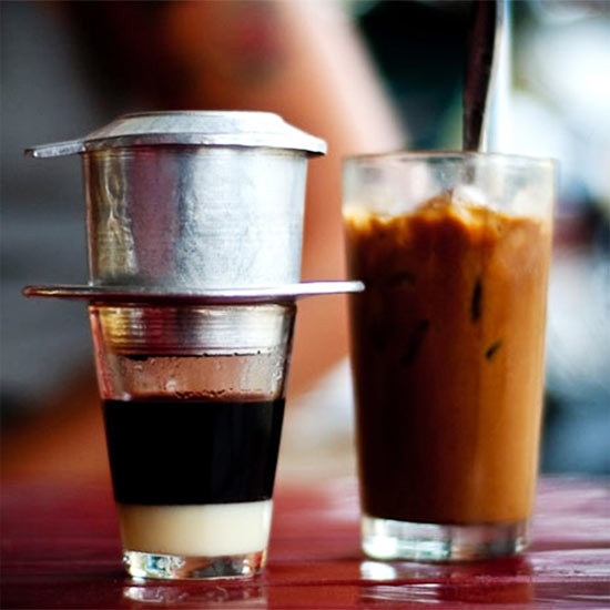 Cũng giống như bánh mì, người Sài Gòn yêu cà phê và thích lê la cà phê mọi lúc. Tuy có khá nhiều lựa chọn không gian, cà phê lề đường hay cà phê bệt giữa lòng công viên luôn là lựa chọn được yêu thích của người Sài Gòn vào sáng sớm. Giá cho 1 ly cà phê đen đá hay cà phê sữa dao động từ 7.000-10.000 đồng.