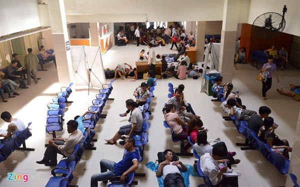 Hình ảnh nắng nóng tác động đến con người thể hiện rõ cả ở khu khám bệnh. Bên trong phòng chờ lấy sổ y bạ của bệnh viện, cảnh tượng nằm, ngồi trong nóng bức xuất hiện nhiều.