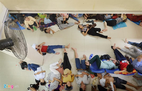 Dọc các hành lang, sàn nhà không còn chỗ trống. Nơi có quạt điện công suất lớn khá "đắt khách".