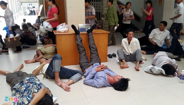 Những ngày này bệnh viện với bến xe có nét giống nhau khi người người vạ vật khắp các phòng chờ.
