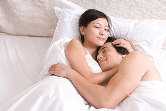 Hãy giảm nhịp độ trong những ngày nắng nóng. Điều này không chỉ giúp điều hòa thân nhiệt, giảm tiết mồ hôi, mà còn giúp hai bạn tận hưởng cảm xúc bên nhau.