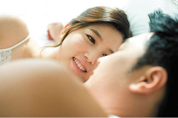Cả Đông và Tây y đều khuyên không nên quan hệ tình dục trong thời tiết khắc nghiệt như quá nóng hoặc quá lạnh. Quả thật, việc “giao ban” trong cái nóng hầm hập chắc chắn có ảnh hưởng xấu đến sức khỏe, đó là chưa kể khiến cuộc mây mưa không được mỹ mãn.