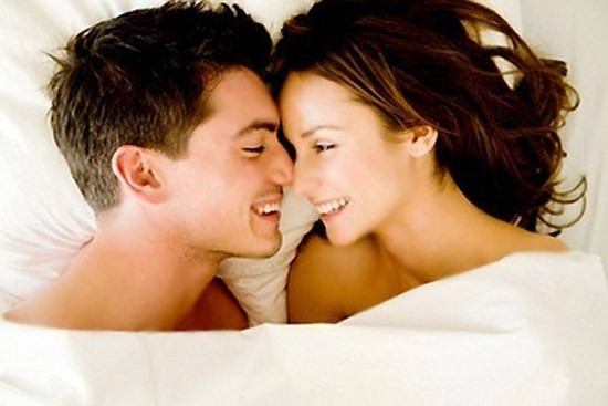 Tắm trước và sau khi “giao ban” là điều đương nhiên, và khi trời nóng thì bạn càng nhiệt tình với việc tắm táp. Tuy nhiên bạn vẫn cần có khoảng thời gian đệm giữa hai hành động này. Việc ân ái (một thứ vận động mạnh) ngay sau khi tắm, lúc cơ thể đang thư giãn, sẽ khiến cơ thể không kịp thích nghi, hại sức khỏe. Tắm ngay sau khi “yêu” cũng vậy. Giải pháp là có màn dạo đầu đủ dài, và nghỉ ngơi một lát sau cuộc mây mưa.