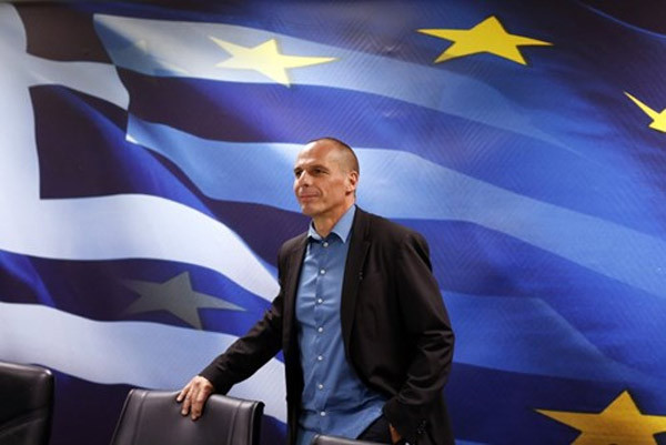 6. Yanis Varoufakis - Bộ trưởng Tài chính "ngầu" nhất thế giới, nổi tiếng với cách ăn mặc thoải mái và “vẻ nam tính cổ điển”. Yanis luôn thu hút sự chú ý vì phát ngôn "cứng rắn" trên bàn đàm phán nhằm kéo Hy Lạp khỏi nguy cơ vỡ nợ. Từ nhỏ, Yanis đã nổi tiếng nổi loạn. Ông từng đổi cách đánh vần tên mình từ Yannis thành Yanis để chọc tức một giáo viên già. Việc mặc vest không cà vạt, thường xuyên mặc áo da của giới đua xe cũng đủ khiến Varoufakis nổi bật trong giới quan chức.