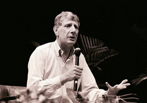 7. Jonathan Miller - Nhà sản xuất nhạc kịch được phong tước Hiệp sĩ. Ông từng tốt nghiệp y khoa của Đại học Cambridge nhưng lại bỏ ngang làm nhà sản xuất kịch, nhạc kịch và hài kịch. Năm 2002, ông được phong tước Hiệp sĩ vì những cống hiến cho âm nhạc và nghệ thuật bên cạnh những đóng góp cho to lớn cho nền y khoa. Với con cái, Miler là người cáu kỉnh, khó chịu, hay la mắng nhưng ông là một người cực kỳ thông minh. Những tác phẩm ông viết và sản xuất cho các nhà hát, các vở opera đều rất xuất sắc mặc dù ông không hiểu gì về âm nhạc.
