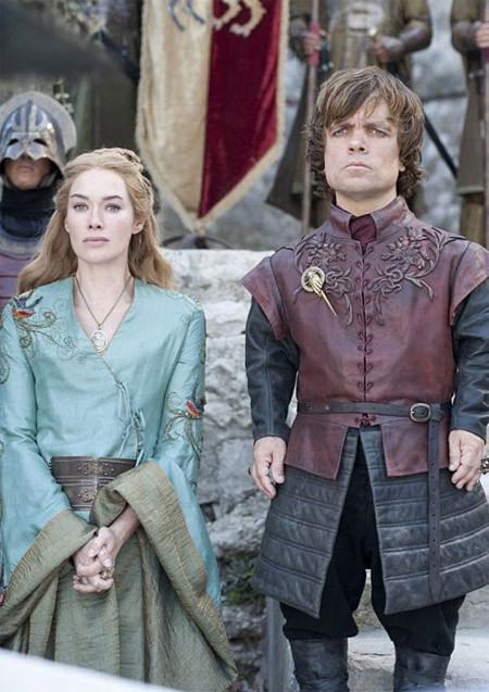 3. Peter Dinklage - "chàng lùn" nổi tiếng nhất Hollywood, sở hữu một giải Emmy và giải Quả cầu vàng cho vai diễn trong Game of Thrones, từng chơi nhạc trước khi lấn sân điện ảnh. Dinklage là một "cao thủ" rượu chè. Vết sẹo dài chạy từ cổ đến chân mày anh là "kỷ niệm" trong một lần vừa biểu diễn vừa uống rượu trên sân khấu. Tuy cao chưa tới 1m35 nhưng Dinklage luôn từ chối những vai diễn yêu tinh hoặc chú lùn. Anh nhận đóng Game of Throne vì: "Đây là một nhân vật phức tạp, không phải người hùng nhưng cũng chẳng phải ác nhân. Tyrion cũng là một người thu hút phụ nữ, uống rượu rất nhiều".